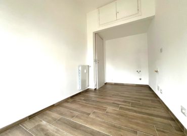 alt = Camera e cucina completamente ristrutturato