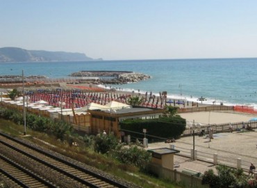 alt=trilocale fronte mare ristrutturato