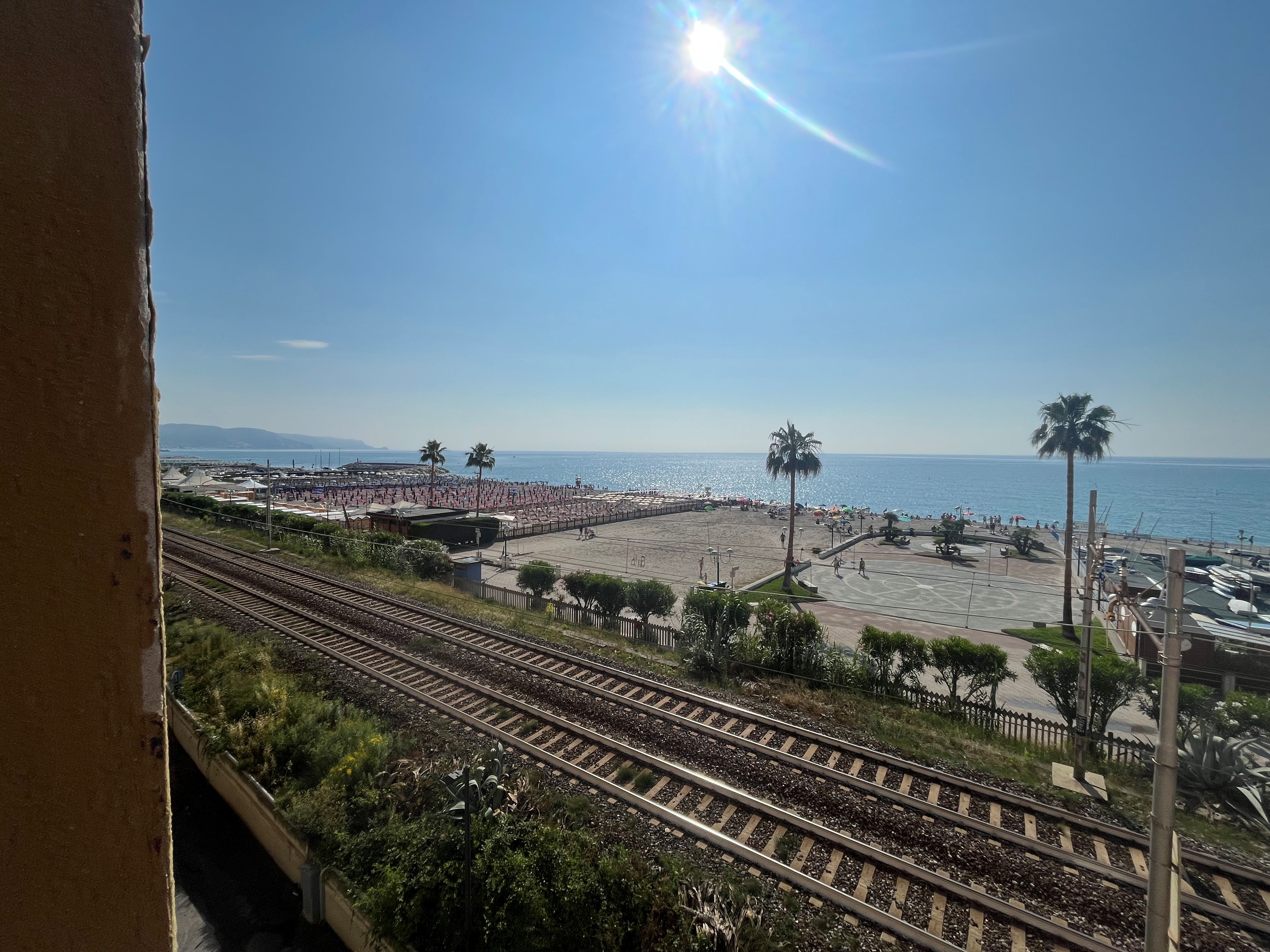 Trilocale fronte mare ristrutturato in affitto per uso vacanza. Nostro rif. 9