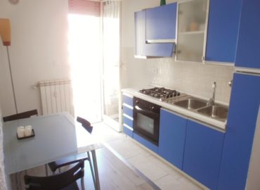 alt = camera e cucina ristrutturato