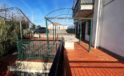 Piano terra con giardino quadrilocale ristrutturato. Taverna, garage e due posti auto privati. Ns. rif. 04-451