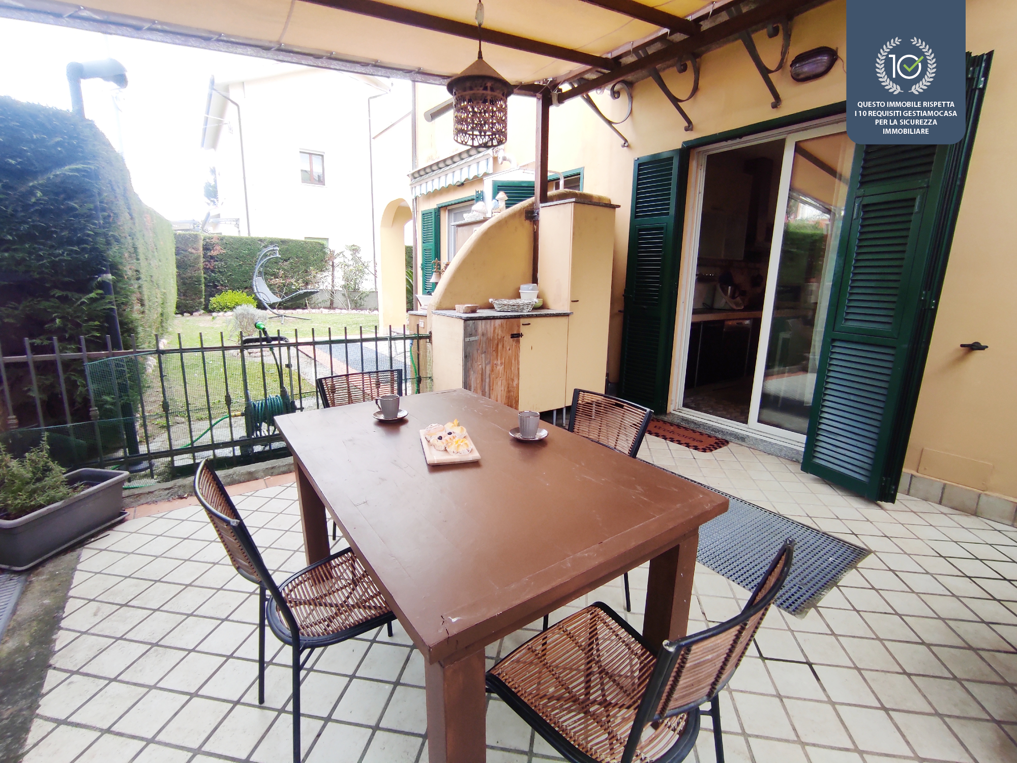 Loano villetta a schiera vista mare con giardino, terrazzo, box, taverna/cantina. Ns. rif. 05-577