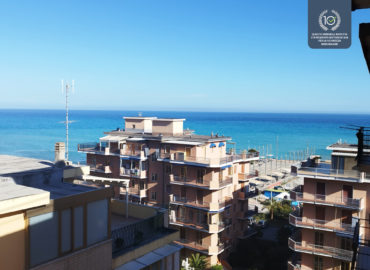 alt = attico con ampia terrazza