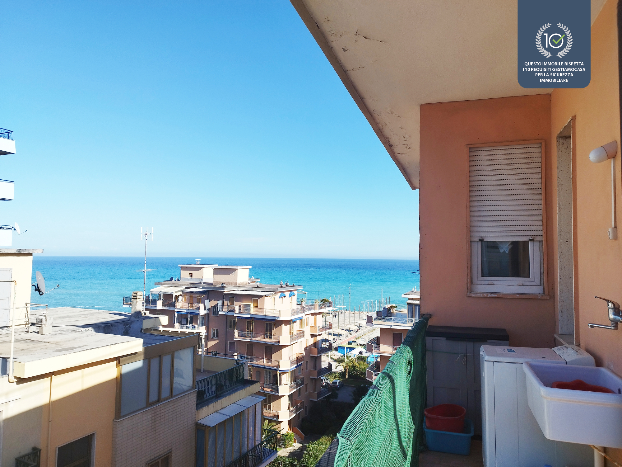 Attico con ampia terrazza vista mare/aperta a due passi dal mare ! Nostro rif. 02-585