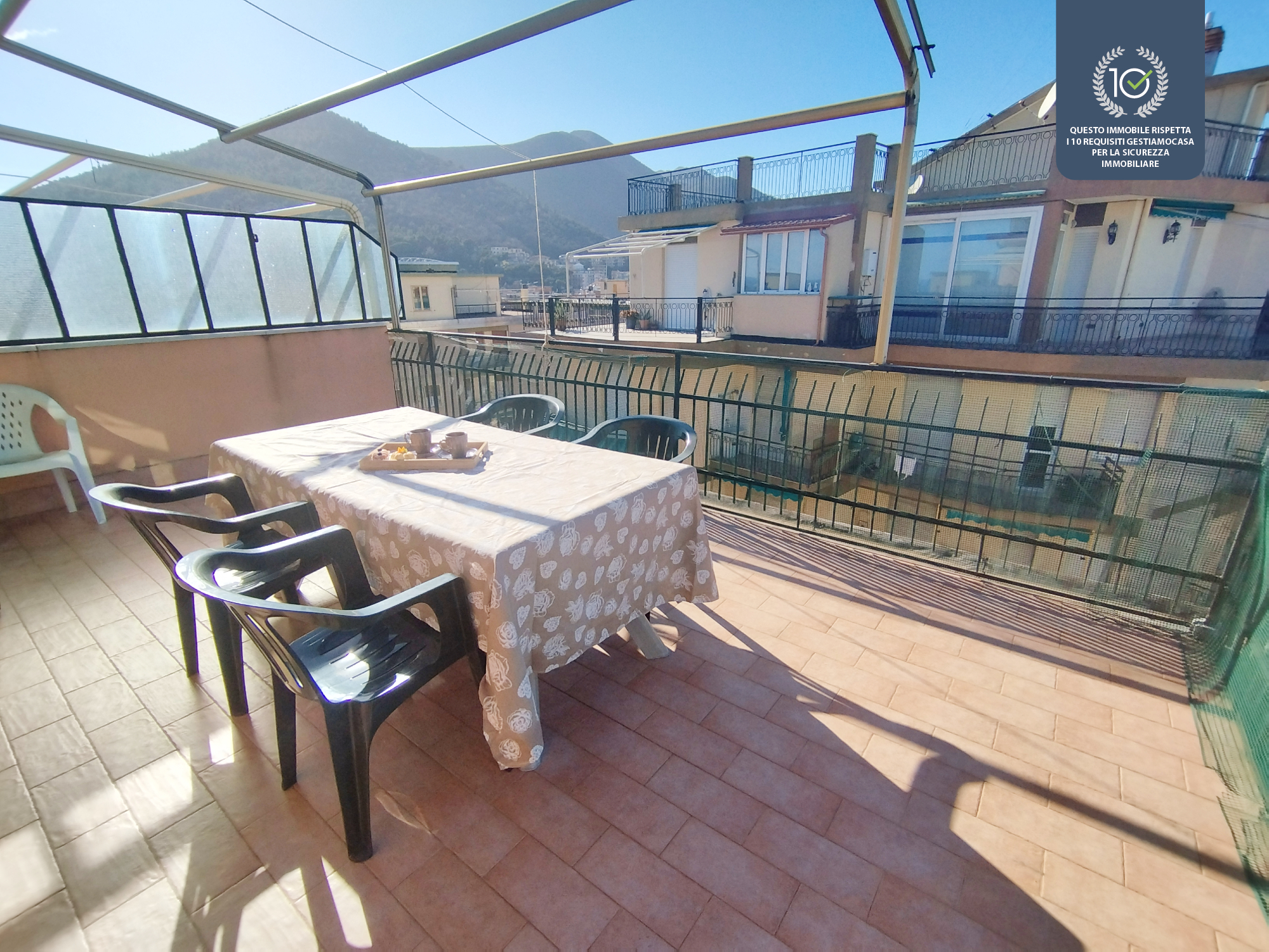 Attico con ampia terrazza vista mare/aperta a due passi dal mare ! Nostro rif. 02-585