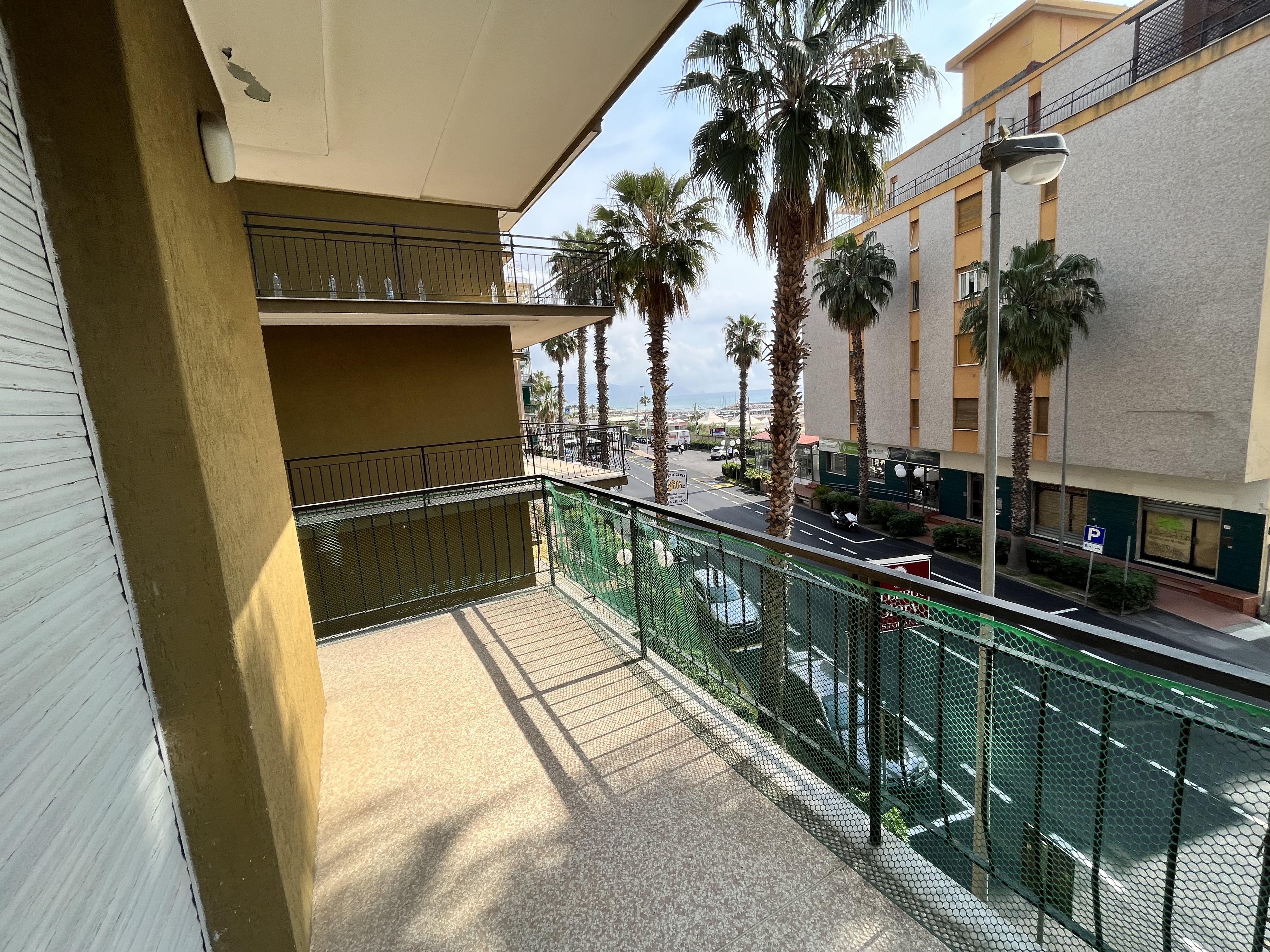 Bilocale con vista mare a due passi dai negozi e dalle spiagge. Nostro rif. 02-582